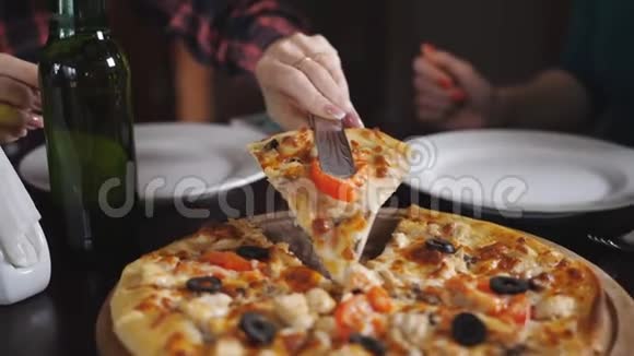 女孩在餐馆里吃了一片比萨饼在披萨店有个快乐的伴儿视频的预览图