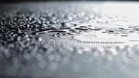 水滴在黑色的表面下雨了表面在旋转视频的预览图