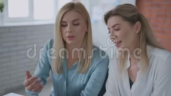 两名妇女正在从事一个项目女孩们在平板电脑上工作现代办公团队合作理念4K视频的预览图