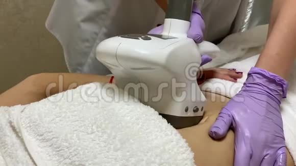 皮肤护理美容师给女人做胃液化石油气按摩视频的预览图
