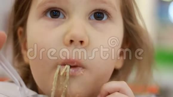特写女婴吃奶酪意大利面儿童盒装吃快餐面食视频的预览图