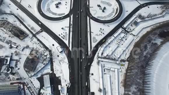 俯视汽车交通高速公路立交桥行驶在雪道路口的汽车视频的预览图