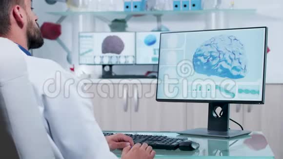 医生分析电脑屏幕上的三维大脑模拟视频的预览图