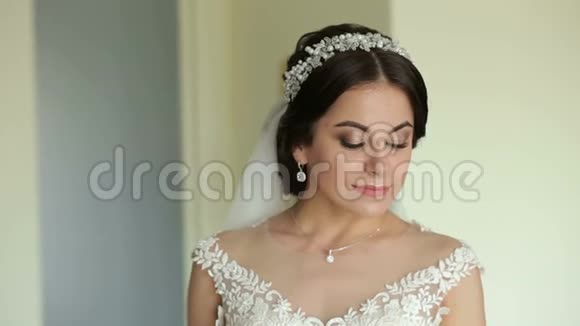 穿着婚纱的可爱蓝眼睛新娘的肖像视频的预览图