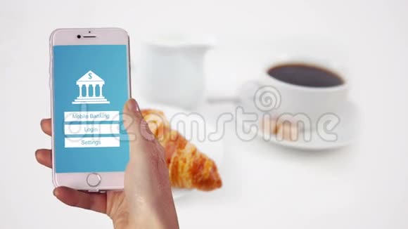使用手机银行的女人视频的预览图