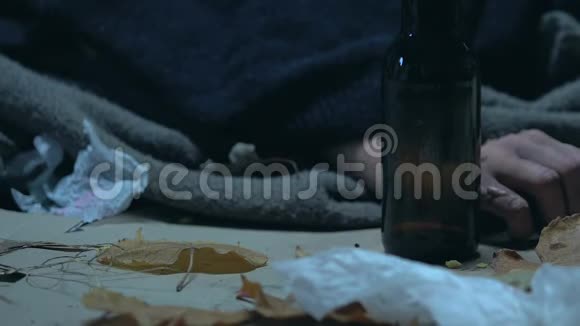 醉酒的乞丐躺在垃圾里醉醺醺地喝着酒手上有疮视频的预览图