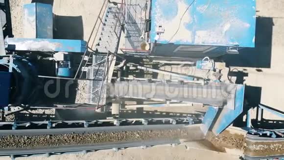 机器移动瓦砾在采石场工作采矿工业设备视频的预览图
