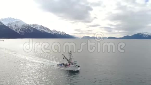 商业鲑鱼渔船在阿拉斯加移动视频的预览图