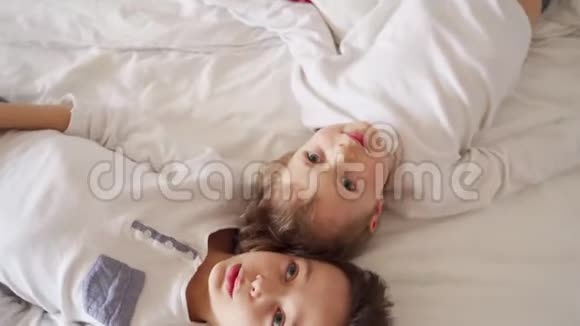 两个男孩躺在床上说话看着天花板视频的预览图