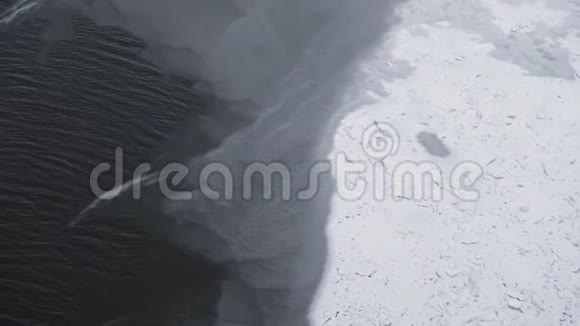 空气从结冰的河流中倾斜而来视频的预览图