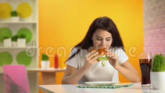 女顾客把无味的汉堡放在盘子里食物质量便宜视频的预览图