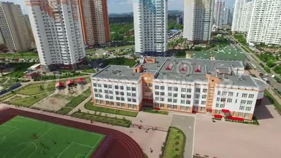体育馆位于校园高层建筑上空中观景足球场视频的预览图