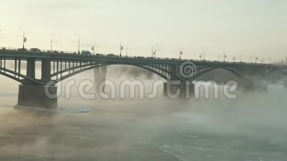 在一个令人难以置信的俄罗斯城市里有冬天的雾桥紧紧地靠在河上视频的预览图