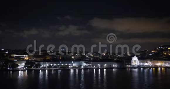 空中观景晚上在葡萄牙里斯本市中心夜灯Lisboa夜商业广场葡萄牙里斯本视频的预览图
