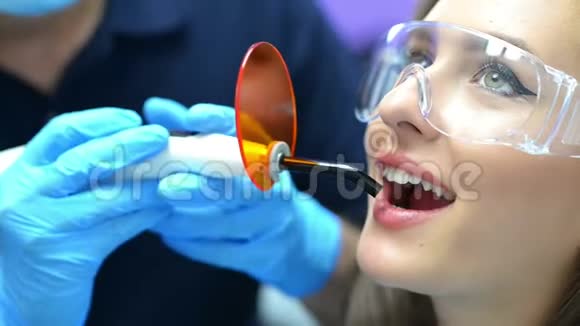牙医使用紫外线灯视频的预览图
