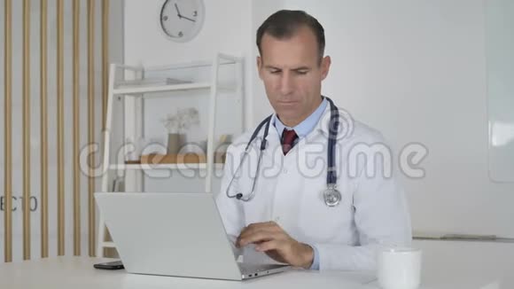 医生在办公室读医疗论文视频的预览图