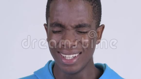 年轻悲伤的非洲男人看起来沮丧和哭泣视频的预览图