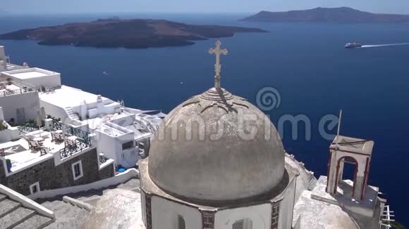 希腊圣托里尼奥亚美丽的大型东正教教堂视频的预览图
