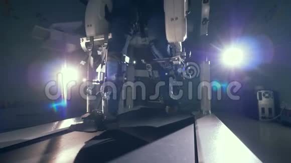 人腿训练过程中的行走仿真机创新的机器人VR控制系统视频的预览图