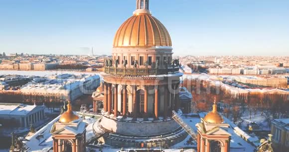 圣以萨克大教堂伊萨基耶斯基索伯从鸟瞰古寺建筑于冬城4K钻机视频的预览图