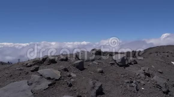 通往埃特纳火山顶部的道路人们从山上下来火山表面的全景视频的预览图