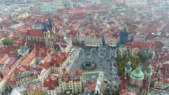 在泰恩之前教会我们的夫人老镇广场自空布拉格的航班视频的预览图