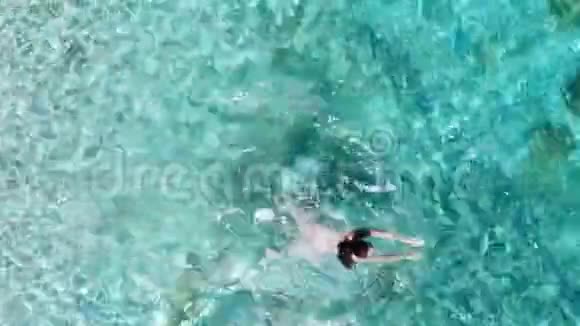空中女子在蔚蓝的大海中蛙泳视频的预览图
