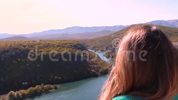 女性看着河流峡谷视频的预览图