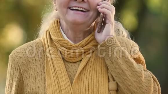 老年妇女用手机说话对老年人优惠关税漫游视频的预览图