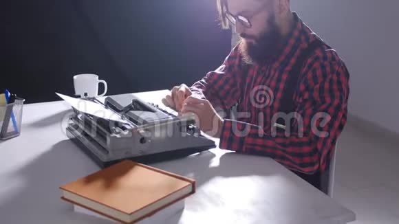 作家日概念在黑暗的房间里用打字机打字的年轻男作家视频的预览图