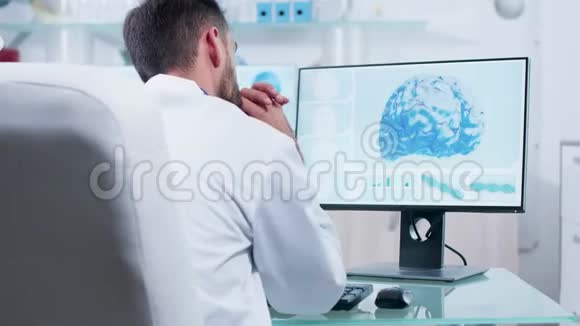 医生看监视器上的三维脑扫描视频的预览图