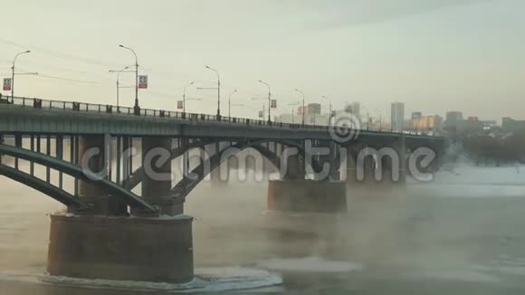 在北方的城市里有一条美丽的满流河桥就在那里视频的预览图