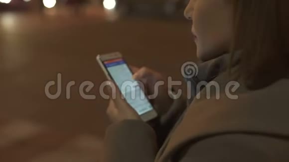 女士在她的智能手机上阅读电子书走在街上注意力不集中的穿越马路视频的预览图