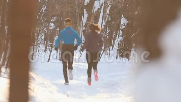 青年男女在冬林慢跑下雪了背面视频的预览图