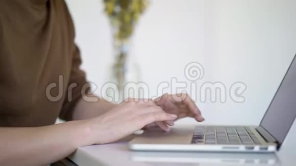 特写女性手指按下按钮在笔记本电脑上打字视频的预览图