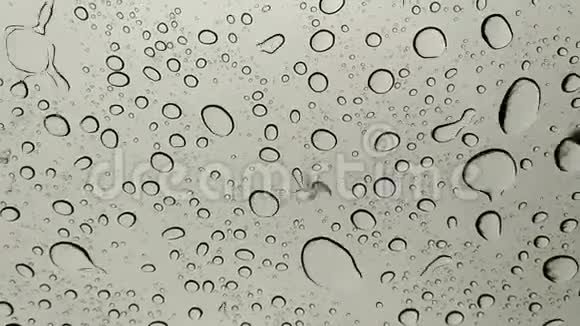 雨滴在汽车玻璃上视频的预览图