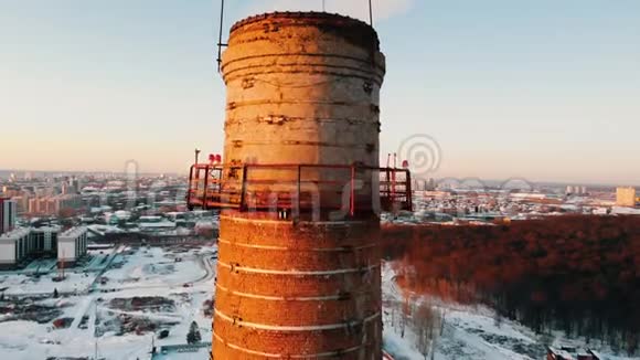 污染问题从工业工厂的管道中冒出的烟雾污染空气视频的预览图