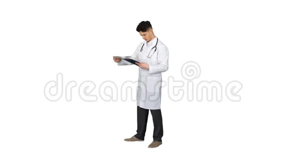 愤怒的男医生看着白色背景上的文件视频的预览图