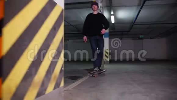 一个戴帽子的年轻人在停车场玩滑板视频的预览图