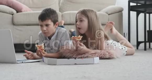 一边吃披萨一边看电影视频的预览图