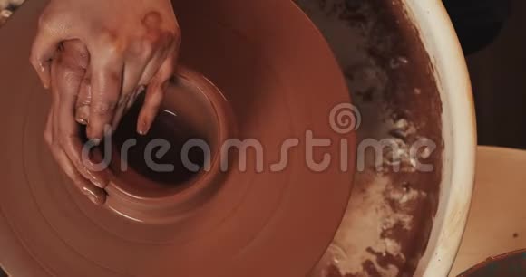 波特用粘土制作陶器用红粘土制作陶瓷制品扭曲锅的车轮男人的手视频的预览图