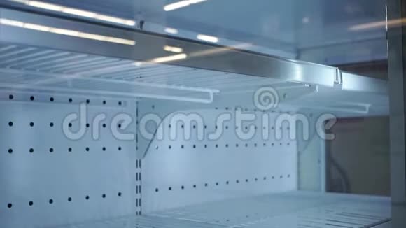 超市出售的空冰箱货架视频的预览图