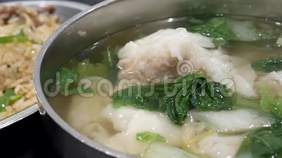 餐厅内桌上海鲜饺子汤的动作视频的预览图