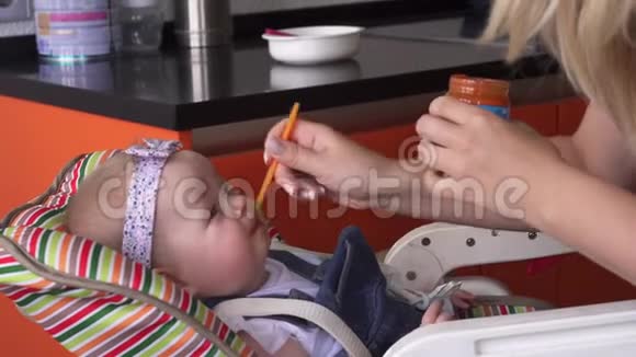 妈妈用勺子喂女婴视频的预览图