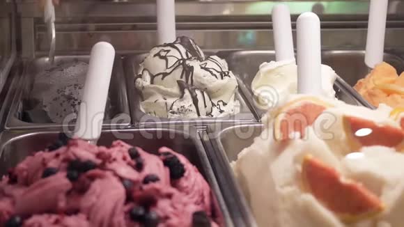 工人为顾客提供冰淇淋的运动视频的预览图