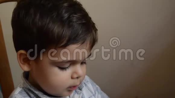 可爱的两岁小男孩像大个子一样记笔记视频的预览图