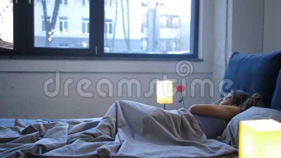 男人带着心爱的女人在床上吃早餐视频的预览图