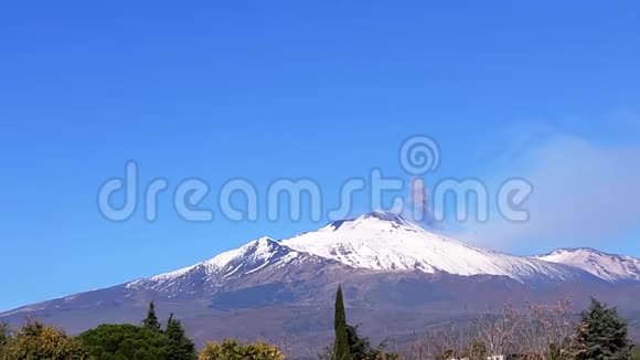 20191127西西里意大利埃特纳火山在喷发阶段下雪视频的预览图
