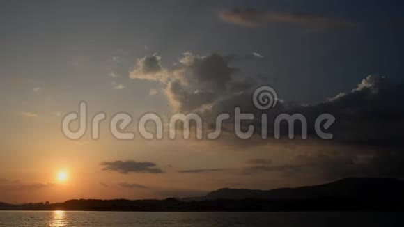 斯普利特市海边美丽的日落视频的预览图
