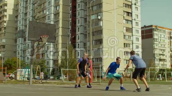 青少年街头球员打篮球视频的预览图